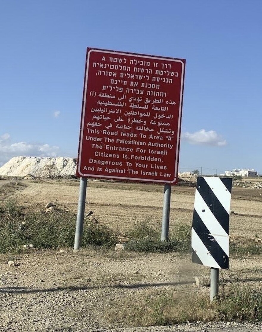 洋書 Crossing Boundary in Occupied Palestine Israel's borders explained in maps